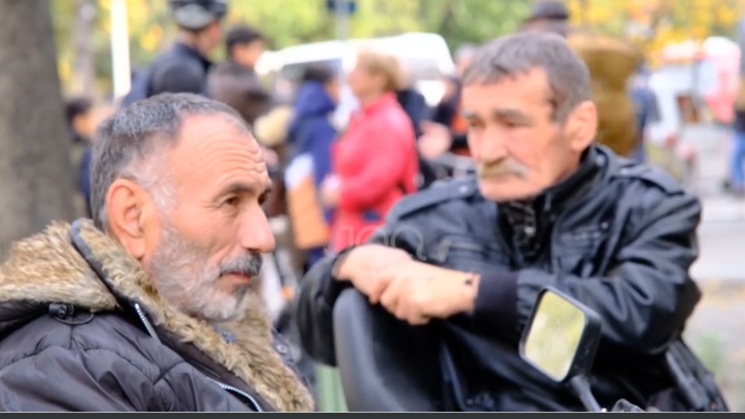 “Nuk na japin lekët”/ Personat me aftësi të kufizuara: Na hoqën edhe paketën sanitare