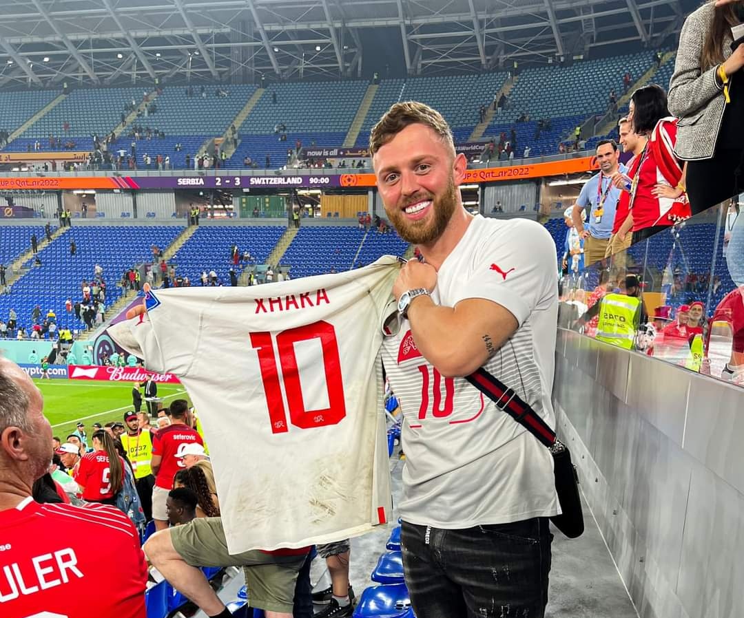 U shpall lojtari i ndeshjes ndaj Serbisë, kush është shqiptari që i rrëmbeu Xhakës fanellën?