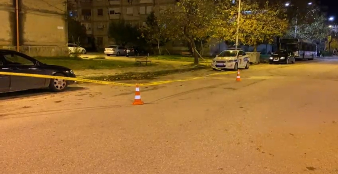 Plagosen me thikë babë e bir në Vlorë, gjenden në trotuar nga kalimtarët