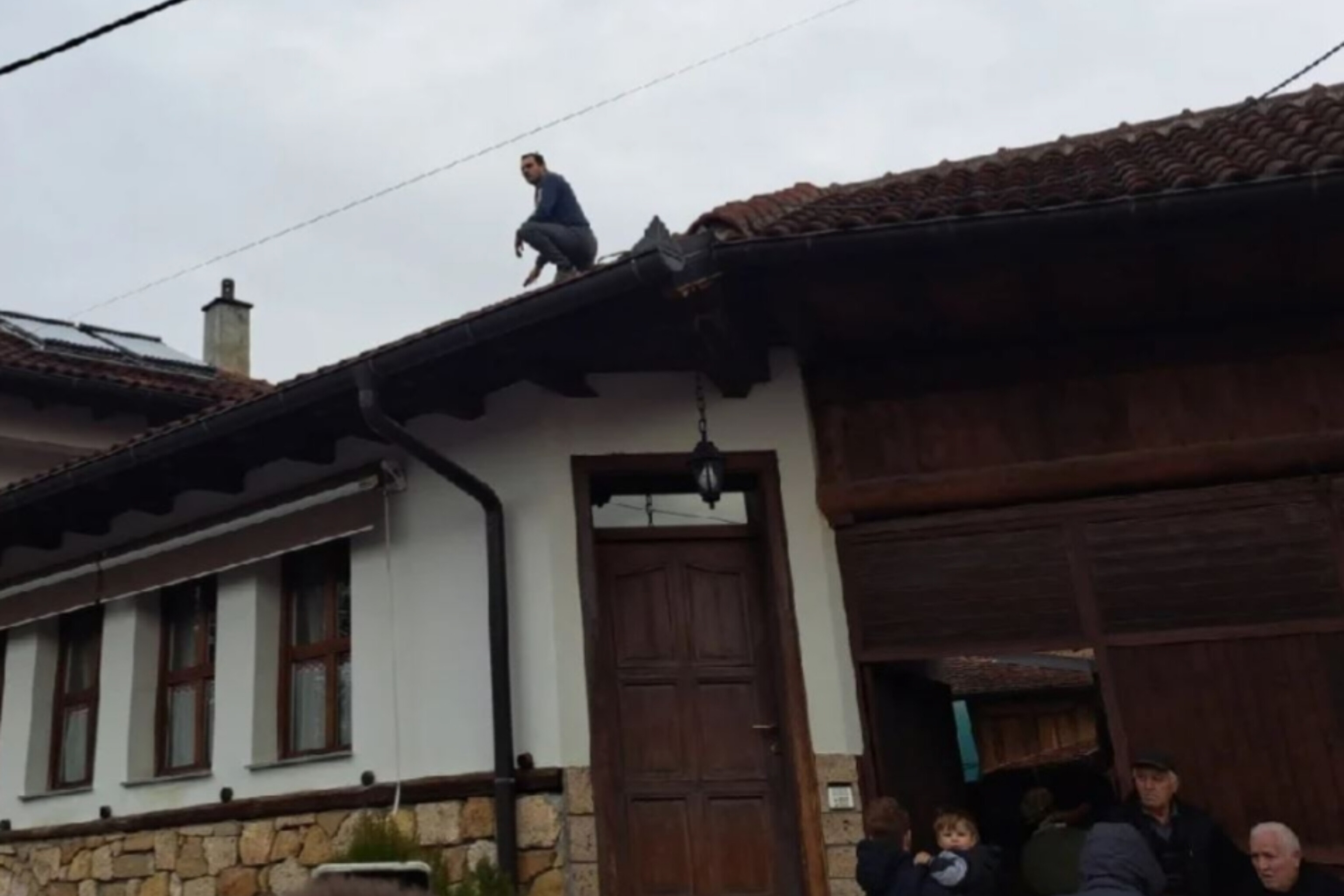 Aksioni në Hoçë të Madhe, djali i pronarit kërcënon të hidhet nga çatia