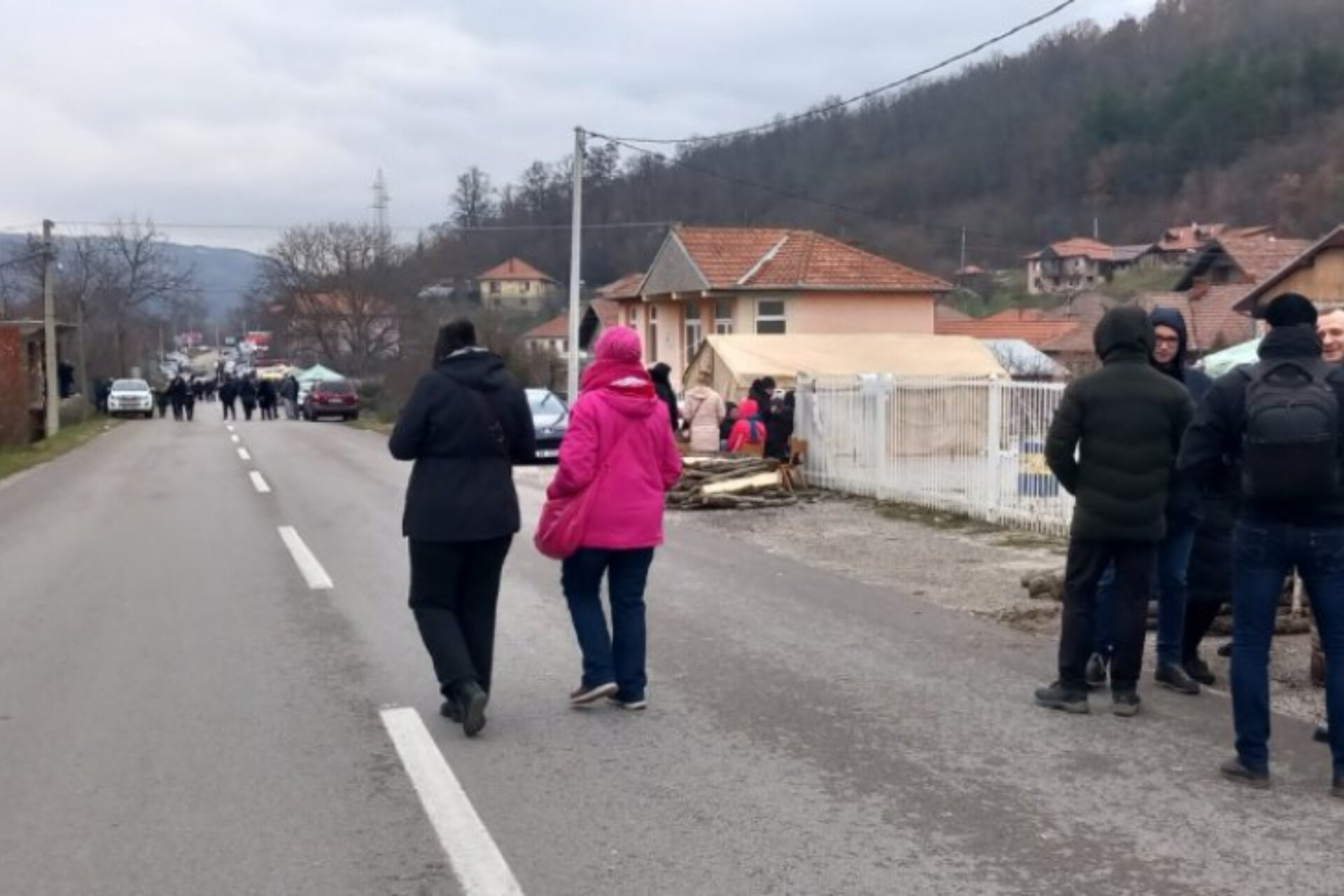 Vdes një serbe në veri, barrikadat ia pamundësuan shkuarjen në spital