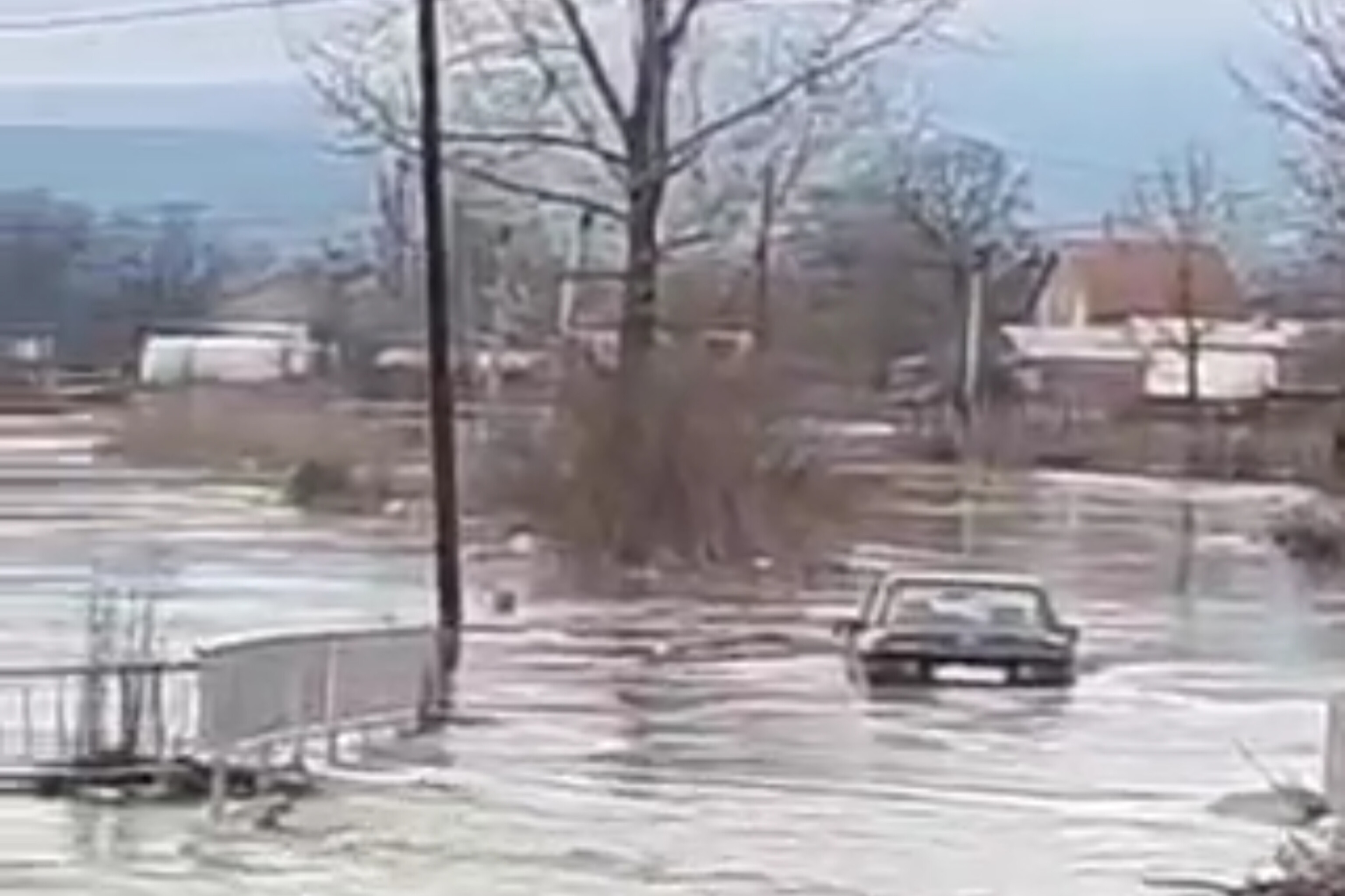 Vërshohen rrugët në Fushë Kosovë, vetura e mbuluar nga uji