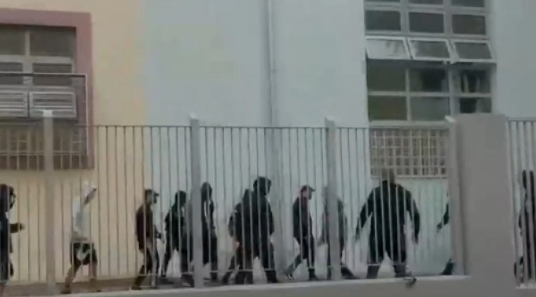 Sherr mes gjimnazistëve në Greqi/ Dy vëllezër binjakë sulmojnë me grushte dhe thikë një shqiptar