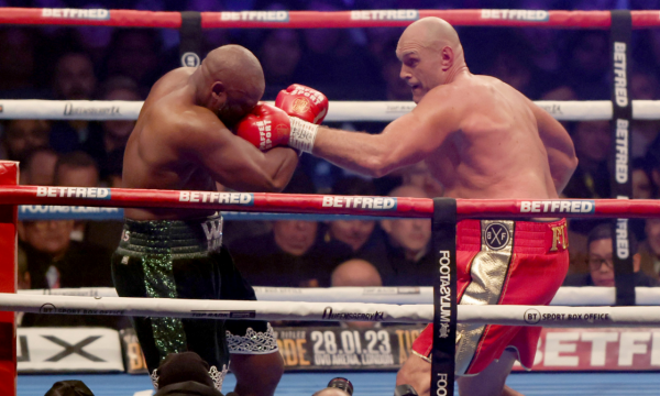 Tyson Fury mbron titullin WBC në peshën e rëndë