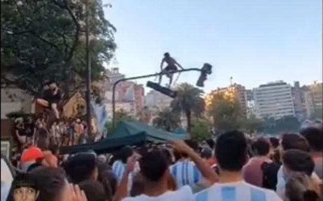 VIDEO/ Tifozi ‘i çmendur’ pas Messit hipën në majë të semaforit, por bie. Këputet edhe shtylla
