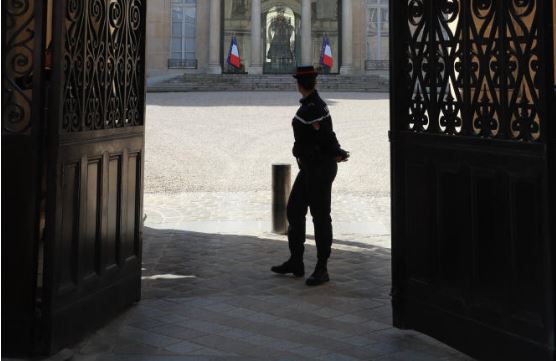 Francë/ 26 vjeçari kalon sigurinë dhe futet në Pallatin Elysée, askush nuk e vë në dijeni Macronin