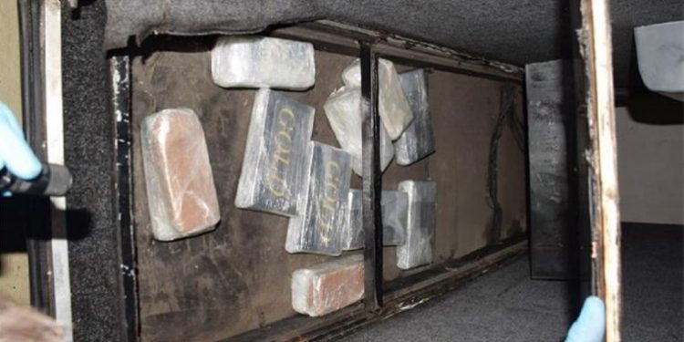 Zbulohet një sasi e madhe droge në autobusin me targa shqiptare, 2 të arrestuar