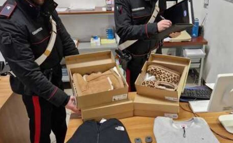 Vodhi katër palë këpucë dhe xhupa firmato, arrestohet 47-vjeçarja shqiptare në Itali