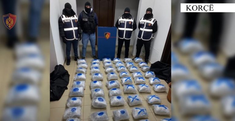 Transportonin 58 kg hashash nga Tirana në Pogradec/ Tre arrestime, mes tyre edhe një vajzë