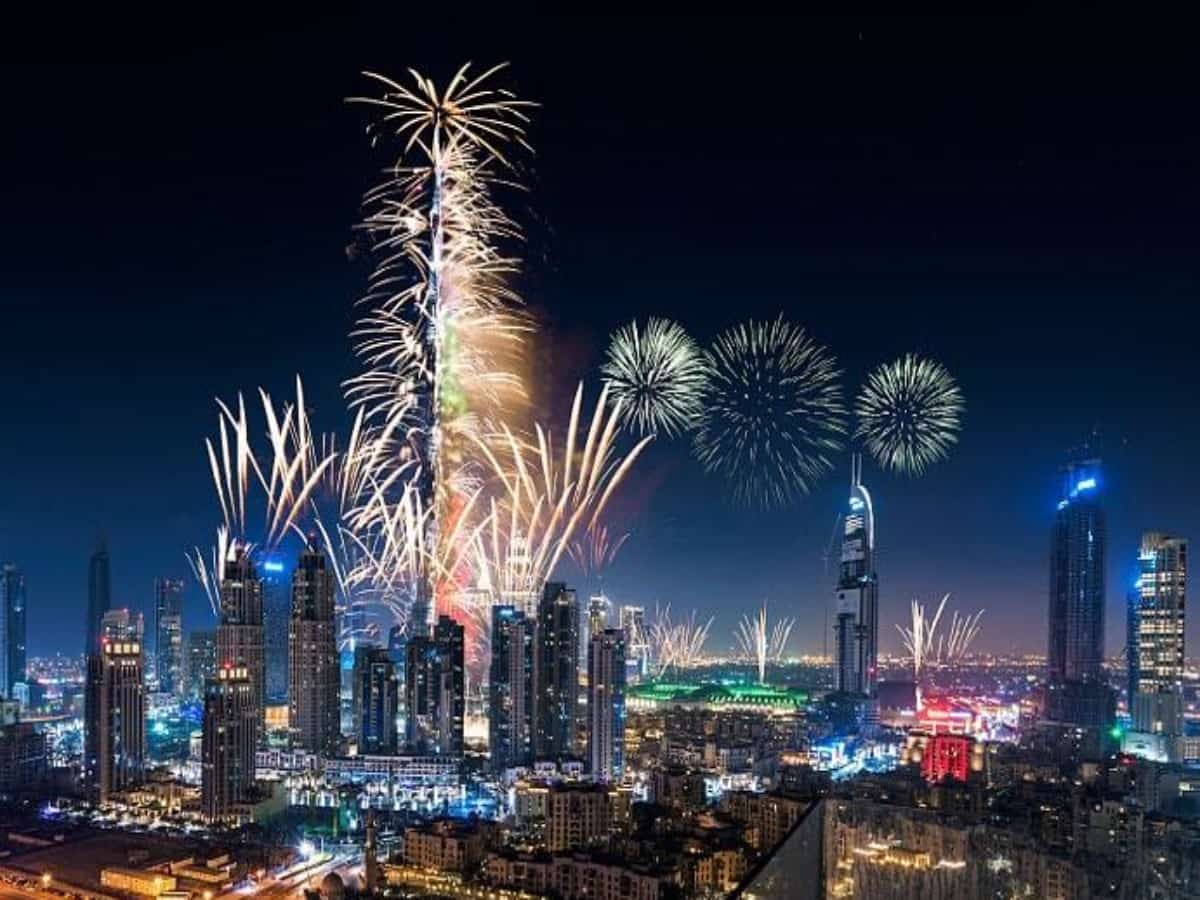 VIDEO/ Spektakël i madh fishekzjarrësh, Dubai nuk zhgënjen në festën e Vitit të Ri