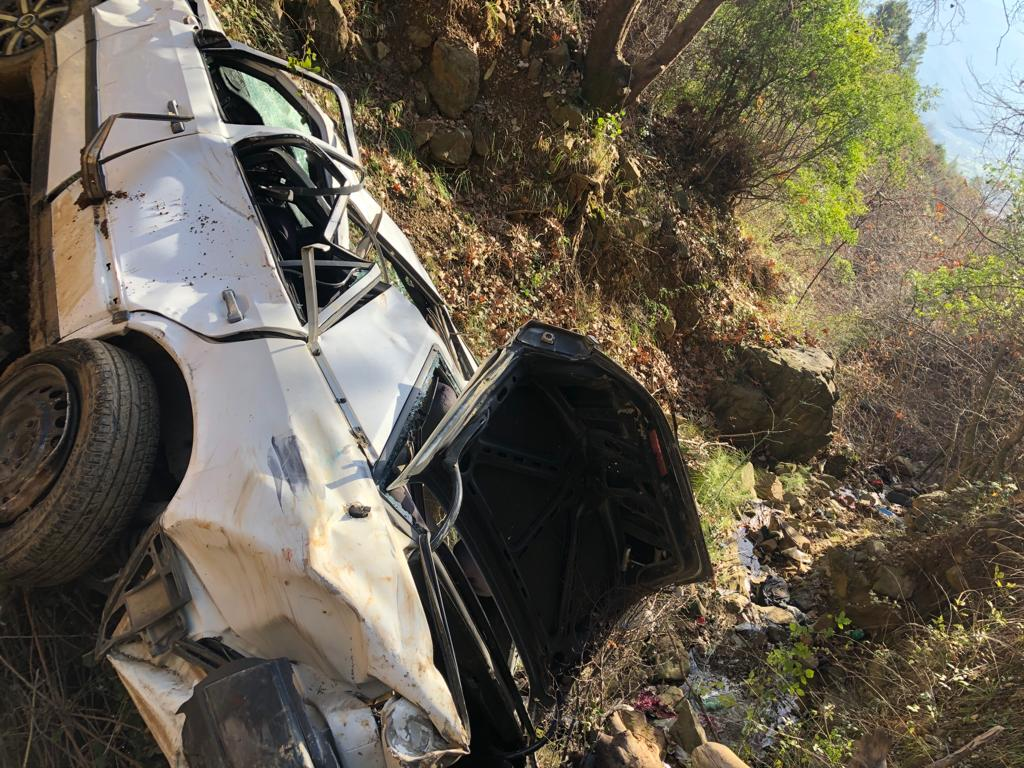 Aksidenti i rëndë/ Benzi bie në humnerë, një i vdekur dhe tre të plagosur në periferi të Elbasanit