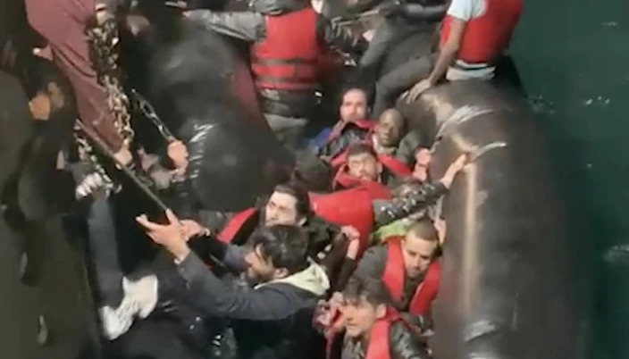 Kapiteni që shpëtoi 43 emigrantë, Strachan: Ja ç’ndodh në të vërtetë në Kanal, anijet angleze si taksi falas