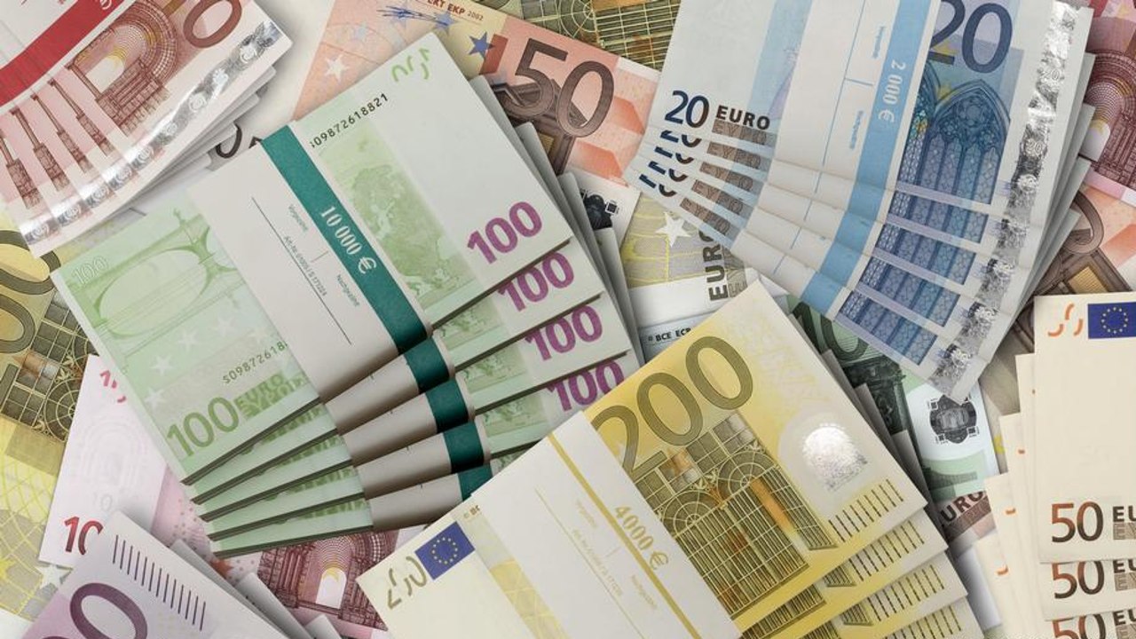 Euro pëson goditjen e radhës, për herë të parë në histori bie poshtë nivelit të 113 lekëve