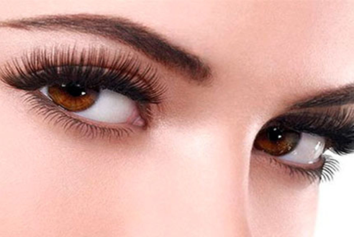 Kirurgia e syve paralajmëron femrat: Mos mbani shpesh qerpikë artificialë, rrisin rrezikun e infeksioneve