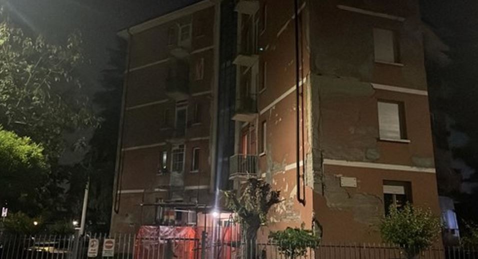 Pas sherrit policia u shkoi në derë, çifti shqiptar tenton të arratiset nga çatia