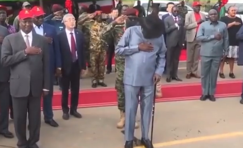 VIDEO/ Po inauguronte një rrugë, presidenti i Sudanit Jugor urinon në pantallona gjatë ekzekutimit të himnit