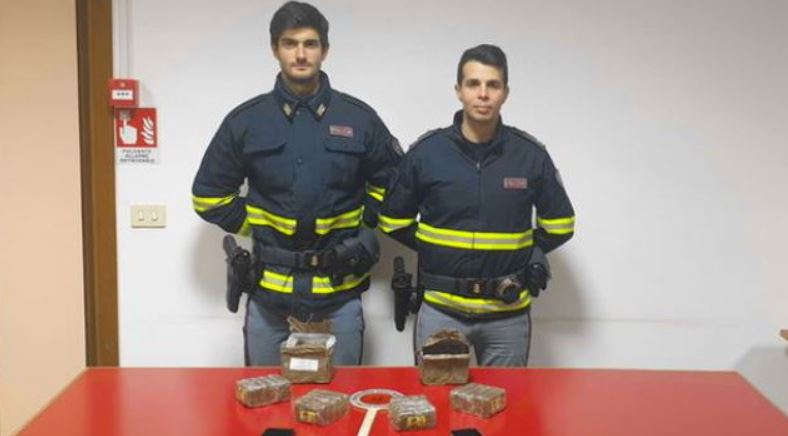 Arrestohen 2 të rinjtë shqiptarë në Itali, fshehën drogën nën tapetin e ‘Audit’