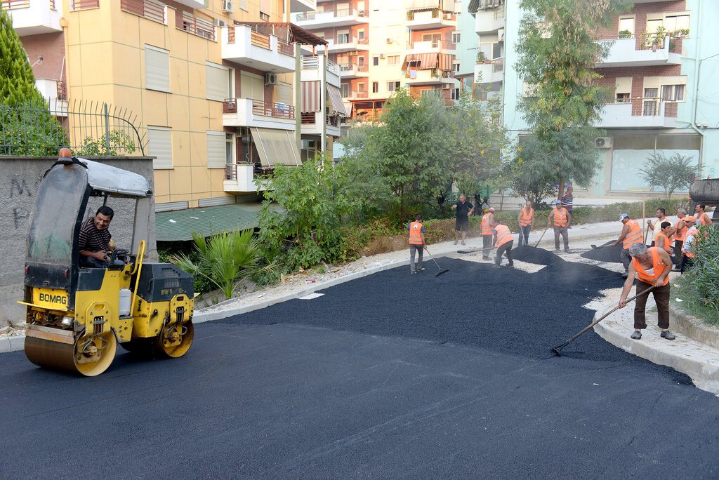 1.8 mln euro investime/ Rrugët e Tiranës gropa-gropa, Veliaj ‘shtron rrugët e shtëpisë së tij’ te Kodra e Diellit