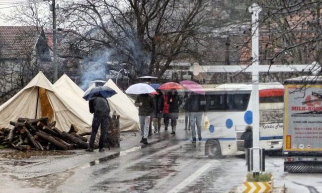 Vijon tensioni në veri të Kosovës/ Shkollat të mbyllura, nuk qarkullohet as në këmbë