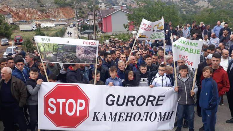 Banorët e Llabunishtës protestuan kundër guroreve
