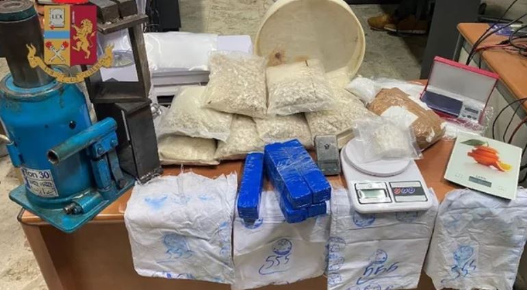 Fshihte drogë në shtëpi, arrestohet 39-vjeçari shqiptar në Itali