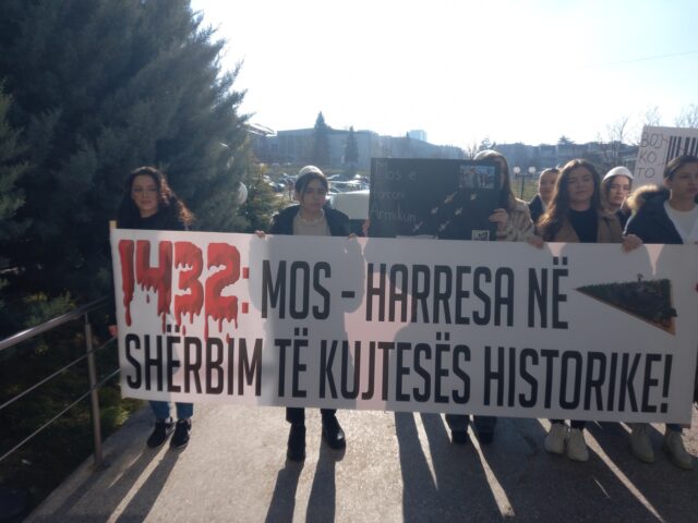 Studentët e UP-së protestojnë për bojkotimin e produkteve serbe