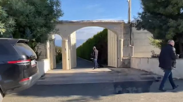 PAMJET/ “Fortesa” e Ervis Martinajt, mure të larta me tela me gjemba dhe portë gjigante si e një kalaje