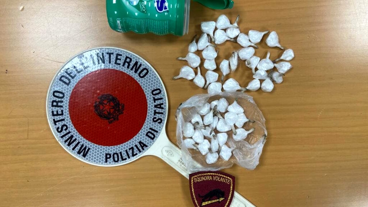 Hodhi kokainën mbi gardhin e parkut të lojërave kur pa policinë, vihet në pranga shqiptari në Itali