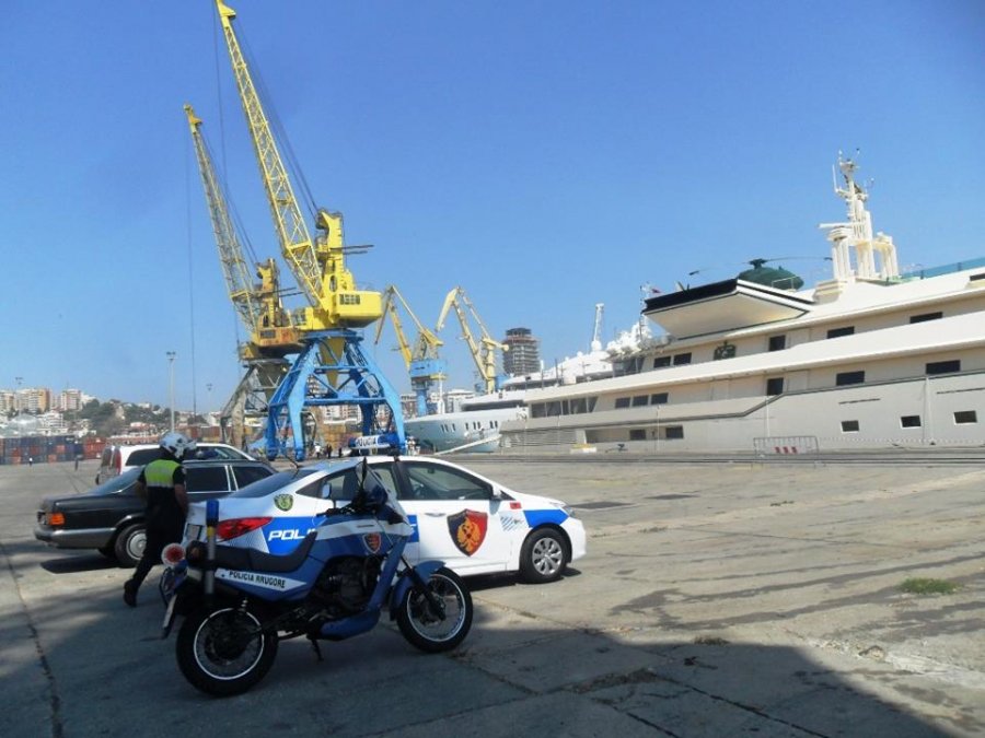 Me shotgun, snajper dhe pistoletë, arrestohet një person në Portin e Durrësit
