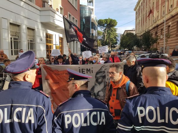 PAMJET/ “Kundër padrejtësive”, protestë në ambasadën serbe në Tiranë pas tensioneve në Kosovë