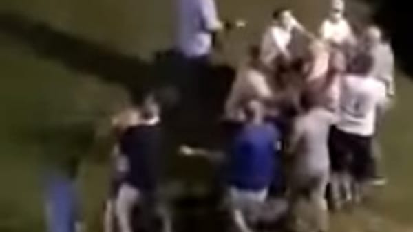 18-vjeçarja shqiptare lidhet me marokenin, familja dhe farefisi s’pranojnë lidhjen dhe i rrahin në mes të rrugës