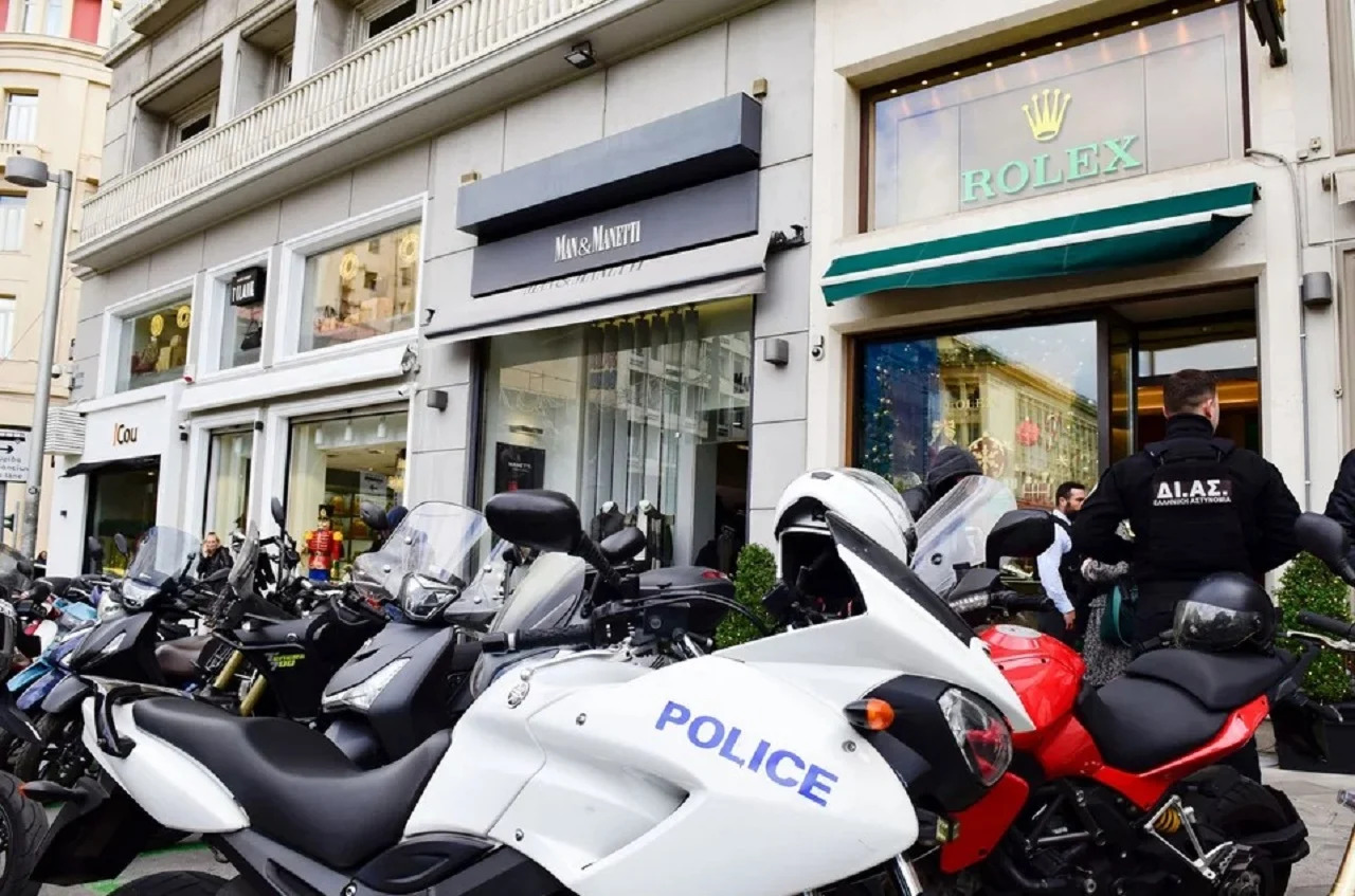 Grabitje në mes të ditës, “skifterat” marrin 20 ora “Rolex” në dyqanin luksoz në Athinë