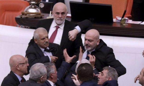 Plas grushti në parlamentin turk, deputeti përfundon në spitaI
