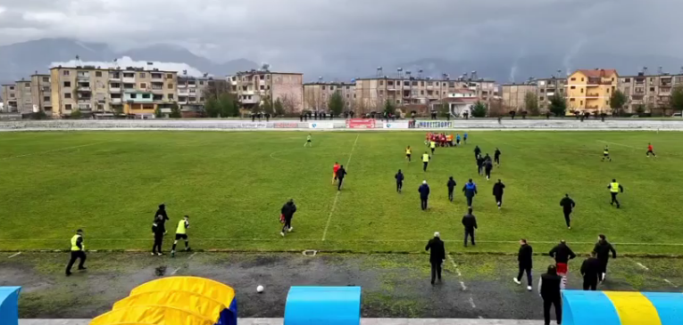 Fubolli shqiptar rikthehet me dhunë, lojtarët përleshen në mes të fushës