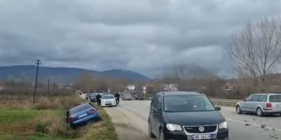 Përplasen dy makina në aksin Pogradec-Korçë, njëra përfundon në kanal