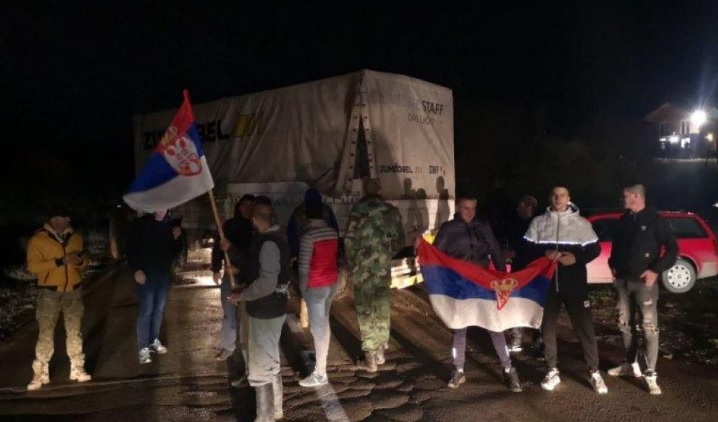 Serbët bllokojnë pikën e kalimit në Merdare, ofendojnë dhe sulmojnë shqiptarët që po ktheheshin në Atdhe