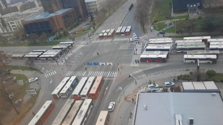 Vazhdon bllokada e transportuesve privat, Shkupi mbetet i paralizuar
