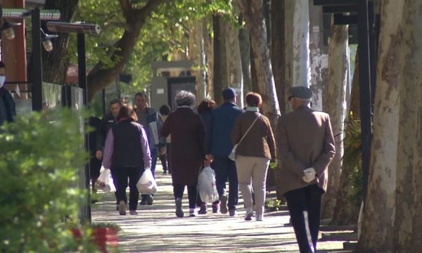 Pamundësia për të blerë një shtëpi, 63% e shqiptarëve jetojnë me prindërit