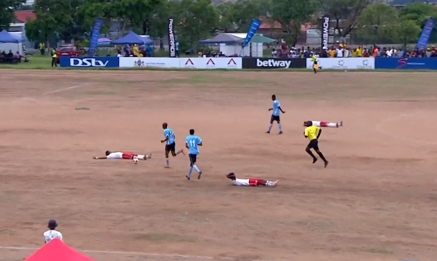 VIDEO/ Në Afrikë ndodh gjithçka, lojtarët shtrihen në tokë dhe lejojnë kundërshtarin të shënojë