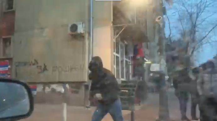 Tensionet në Mitrovicë/ Pas policëve, persona të maskuar sulmojnë dy gazetarë kosovarë (VIDEO)