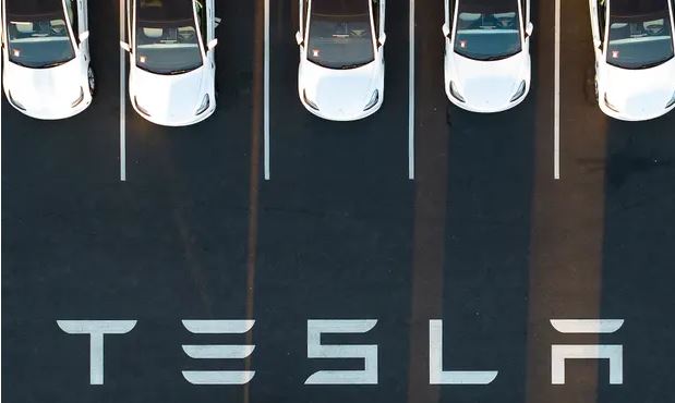 Tesla-s së Elon Musk nuk i punote sistemi autopilot, përplas tetë makina të tjera