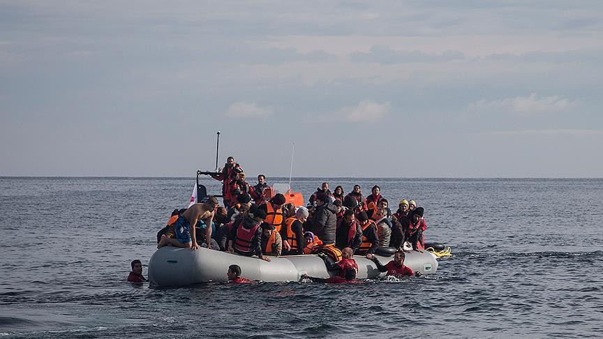 Përmbytet një tjetër gomone me 50 emigrantë në Britani, pesë persona ranë në ujë