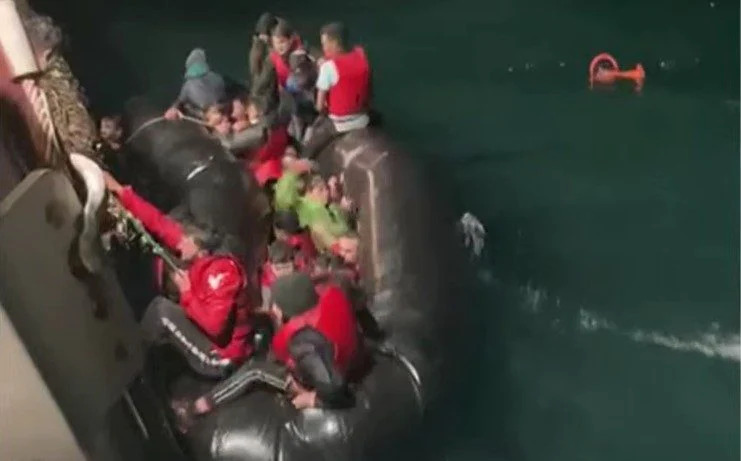 “Vinin nga disa vende, ishin pamje të frikshme”, peshkatari që shpëtoi 31 emigrantë tregon me detaje incidentin