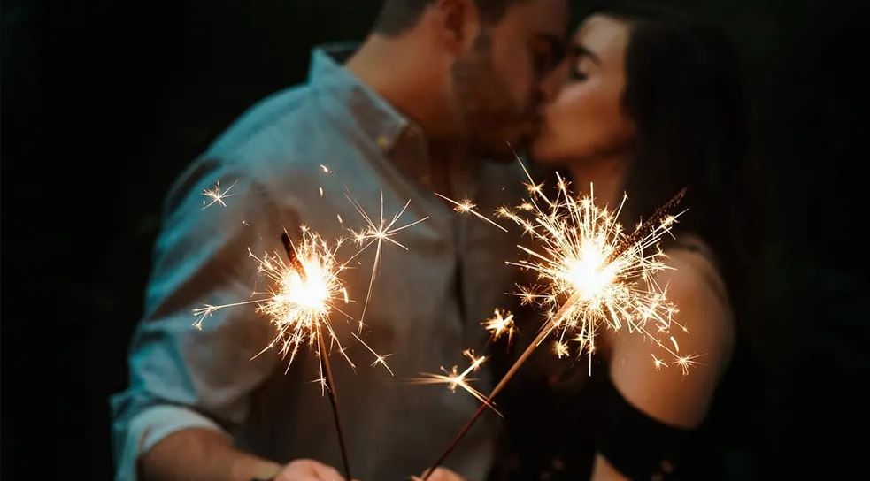 Viti i Ri 2023/ Mos harroni puthjen në mesnatë që të jetoni 12 muaj plot dashuri, beqarët të shpresojnë