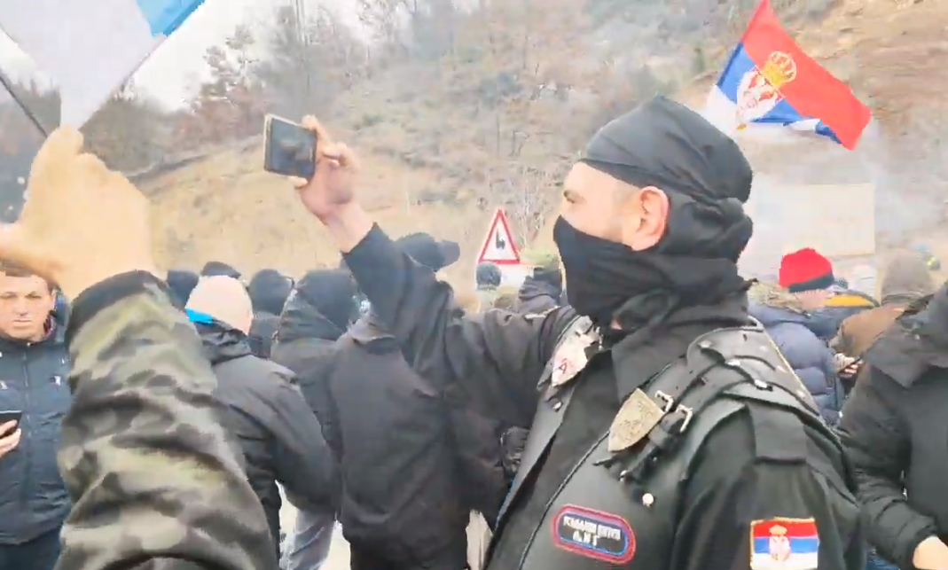 Protestuesit serbë përleshen me policët në tentim për t’u futur në Kosovë