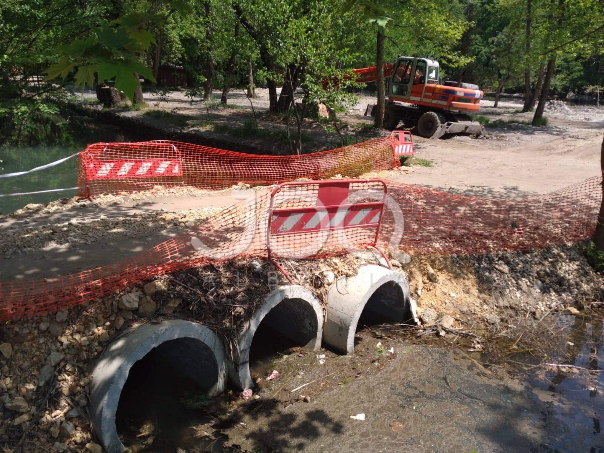 Qytetarët në Pogradec nuk kanë ujë, firma që rregullon Drilonin çan tubat furnizues