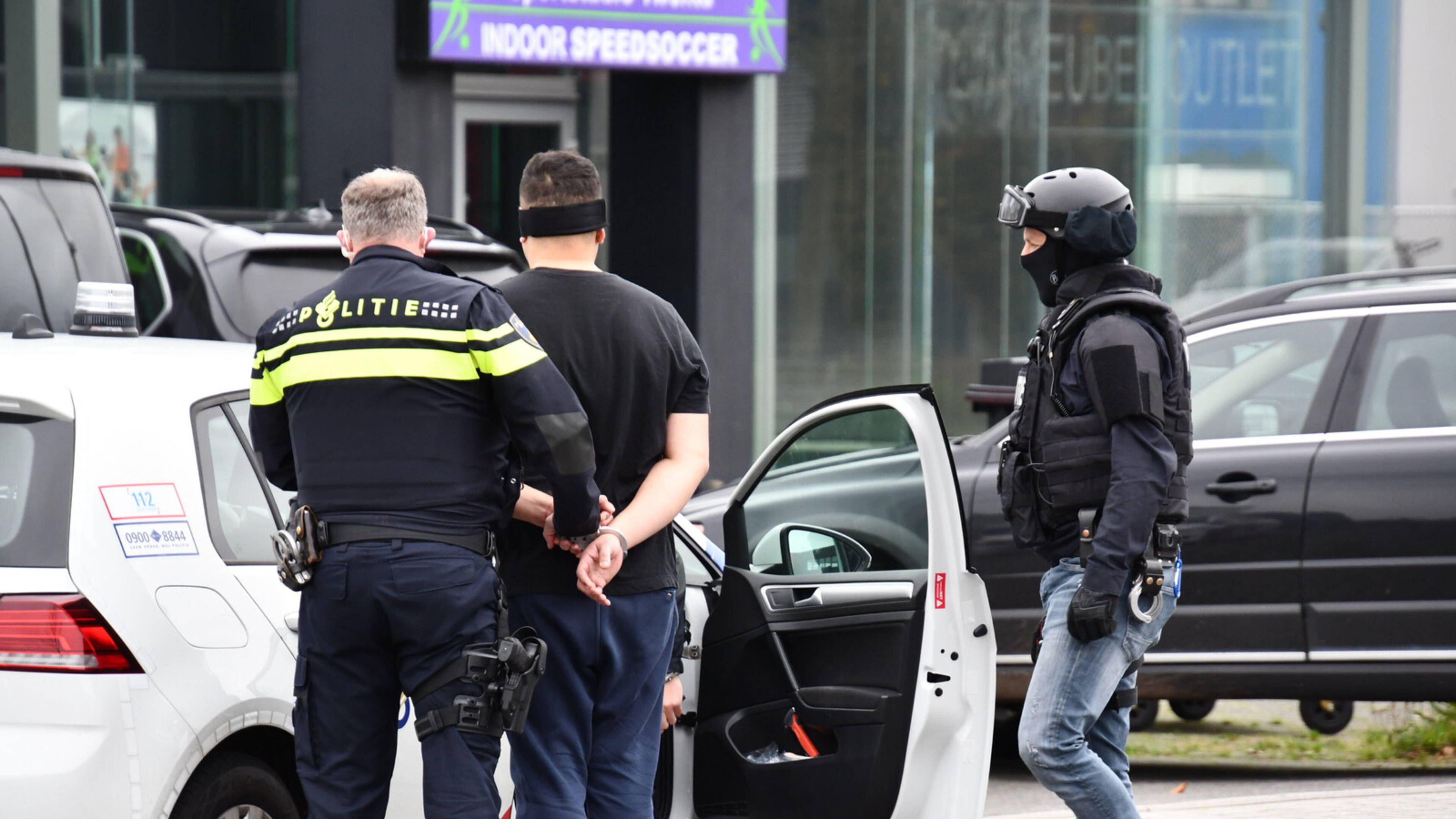 Në makinë kishte fshehur 3 armë, arrestohet në Holandë 21-vjeçari shqiptar