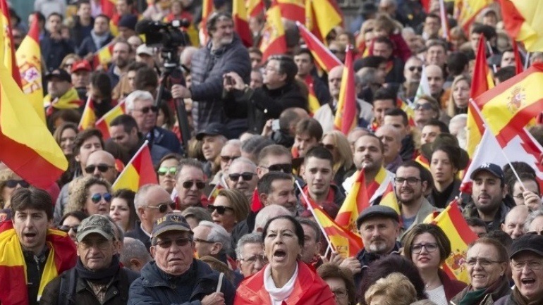 “Tradhtar”/ Protestuesit pushtojnë rrugët e Madridit, kërkojnë dorëheqjen e Kryeministrit