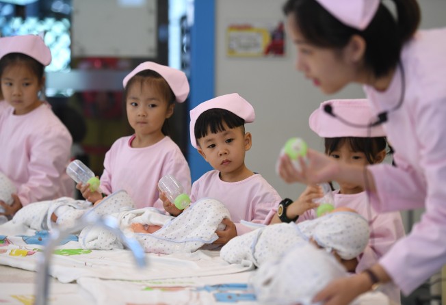 Kina ndryshon ‘mendje’, çiftet mund të bëjnë fëmijë sa të duan