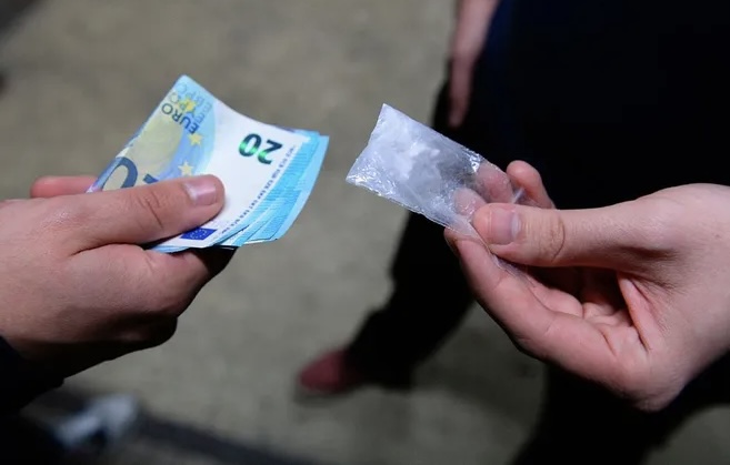 I riu shqiptar kapet duke shitur heroinë në Francë, për 9 ditë kishte bërë 16 mijë €